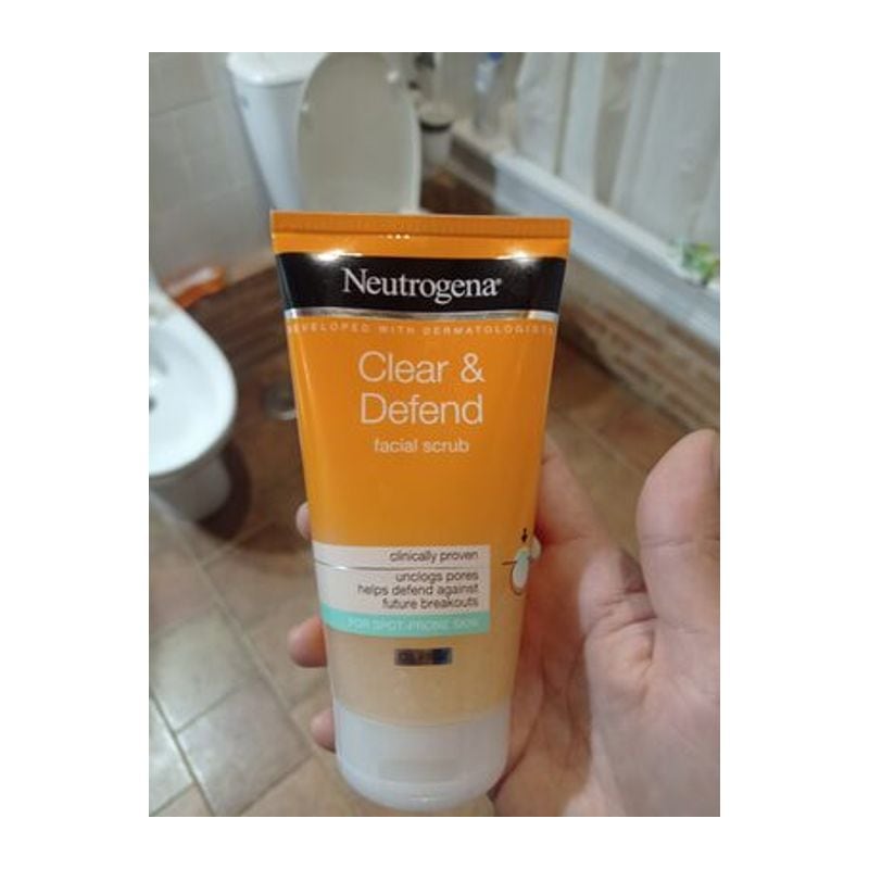 Neutrogena Clear & Defend Face Scrub Spot 150ml